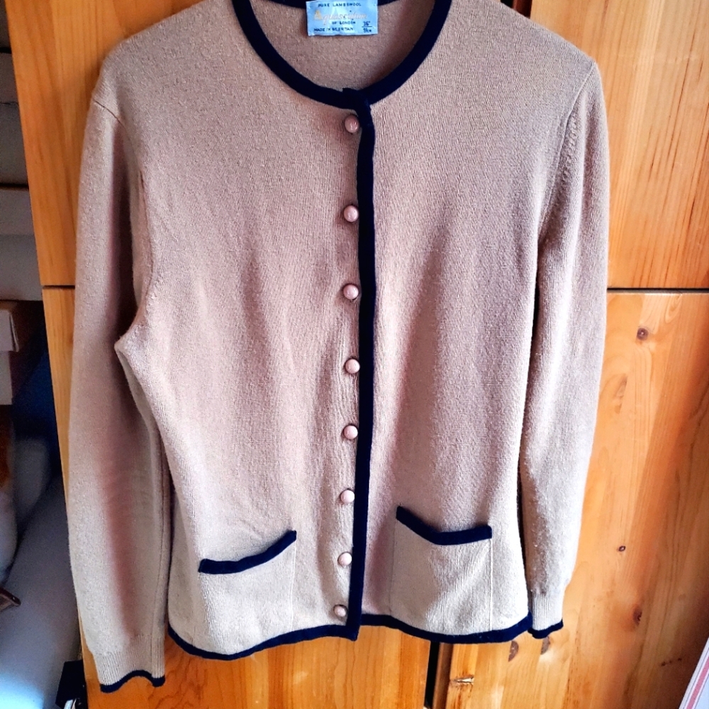 Aquascutum Women's Tan Lambswool Cardigan size 36 Medium